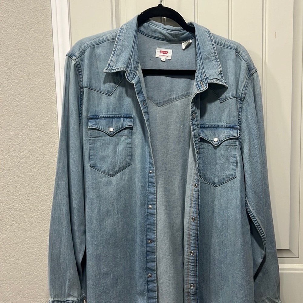 XL men’s Levi long sleeve denim shirt.